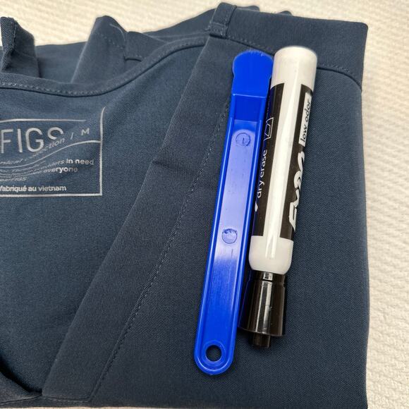 Figs Technical Collection Women’s Shirt Scrub Top V Neck Blue gray Medium - Picture 5 of 5